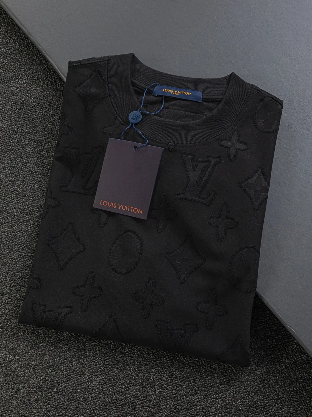 🅿️210 Louis Vuitton Louis Vuitton 1V Lujia slightly wide version S-XL LV25SS new product counter has new models at the same time, clover presbyopia letters all over the jacquard large logo letters 🪡 embroidered round neck short-sleeved T-shirt, the same style for men and women! Synchronized with the official website, pure cotton fabrics at the counter! It is close to the skin and comfortable, durable and easy to wear. It has a classic and simple logo design and meticulous original craftsmanship. Short-sleeves, a must-have item for men, are not the same as the general public, but must be unique and eye-catching. This LV short-sleeve is all about quality, comfort, the same shape and fashion as always, including the fabric and cutting process. All efforts have been made! 320 grams of washed pure cotton fabric, pure cotton is breathable, very refreshing and comfortable for daily wear. The rib knitting on the neckline is smooth and tight, and the neckline will not be skewed if you toss it at will. The loose version, you will find that it looks really good on the upper body. The overall is minimalist and neat, super versatile for daily use! Pair it casually with a pair of pants for a youthful look. A T-shirt will make your outfit crazy. It is a fashionable item that can never go wrong! Black, white, size: S-XL Size chart: S: Shoulder width 50-Bust 54-Length 70 M: Shoulder width 52-Bust 56.5-Length 72 L: Shoulder width 54-Bust 59-Length 74 XL: Shoulder width 56-Bust 61.5-Length 76